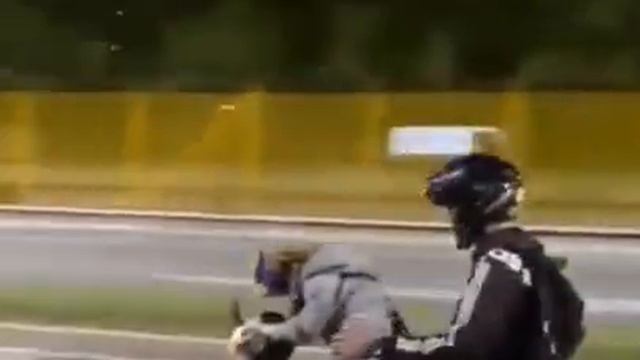 СОБАКЕН ЗА РУЛЁМ МОТОЦИКЛА. КОРОТКИЙ видео ПРИКОЛ. смотреть онлайн