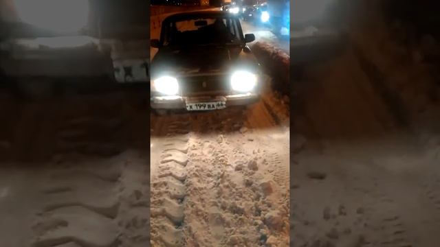 Переулок Базовый Екатеринбург объезжает пробку по тратуару