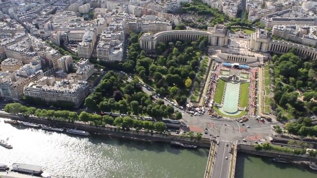Vue de la Tour Eiffel sur Paris смотреть онлайн