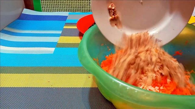 Салат морковь с черносливом и грецкими орехами под майонезом.