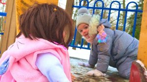 Славяна как мама гуляет с куклой Машей в парке