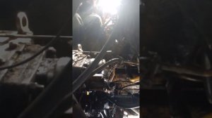 Поломка К700 устраняет течь с флянца насоса навески.