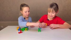 Кто уронит пирамиду из стульев - проиграл)) классная настольная игра!