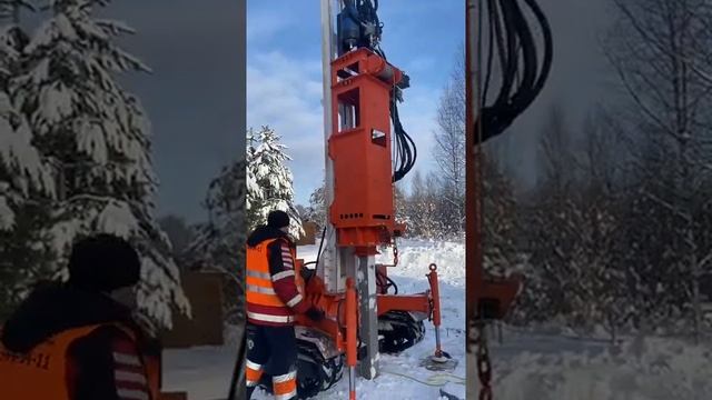 Облегченная сваебойная установка в работе