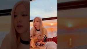 Она так красиво поёт?Розэ❤️ Розэ играет на гитаре??