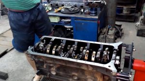 Установка поршней в блок цилиндров