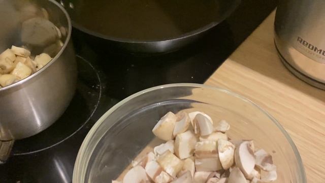 Смак с Александром Ургантом | В гостях Полина Женщина | Жульен на сковороде смотреть онлайн