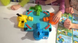 Голодные бегемотики! Игры для детей. Веселая Школа. Герои без масок играют в игру Голодные Бегемоты