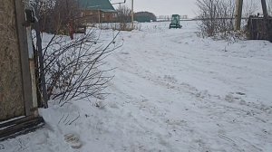 Установка цепи для анти пробуксовки колес у гусеничного минитрактора.