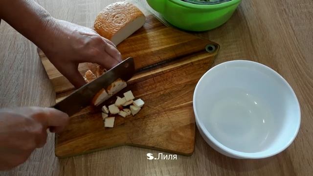 2 салата с куриной ветчиной...