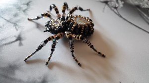 Брошь паук из бисера, кристаллов и пайеток