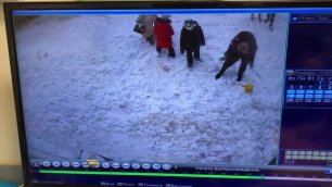 Снег с крыши упал на двух женщин и ребенка