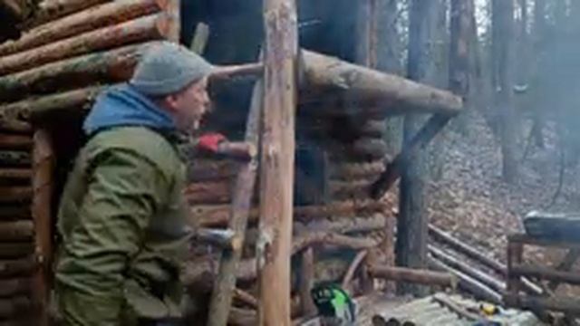 Землянка в глухом лесу полном опасности | Стены бани готовы.