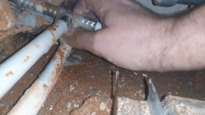 Поиск протечки в трубопроводе что замурован в стене . Утечка очень маленькая, поиск газом.
