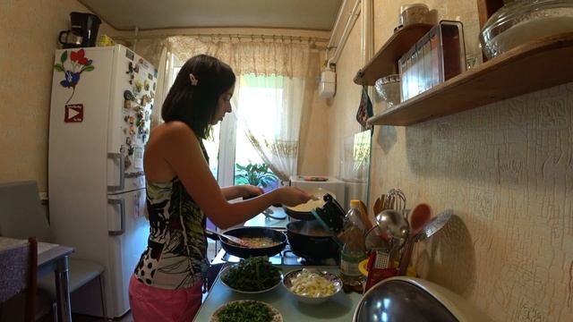 Готовлю обед, зеленый борщ, кабачки тушеные с овощами. смотреть онлайн