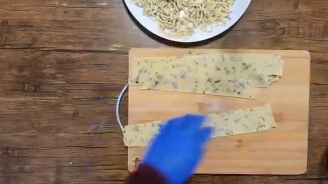 Вкусный и простой суп с чесночной лапшой!Это просто но очень вкусно.