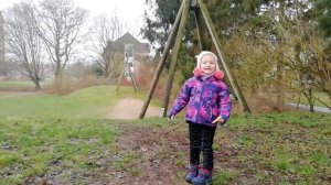 Идем домой из ДЕТСКОГО САДА - СОНЯ увидела высокую елочку-морковку - СОНЯ НА ПРОГУЛКЕ