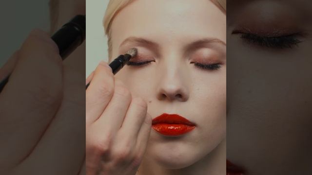 Макияж с помадой Chanel Rouge Coco Bloom в оттенке Destiny