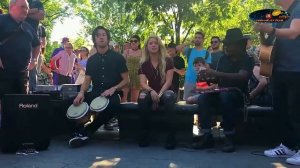 Шакира поёт на улице shakira sing on the street