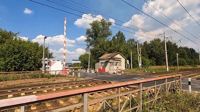 Железнодорожный переезд с двумя шлагбаумами  - обычным и противотаранным / Часть 2