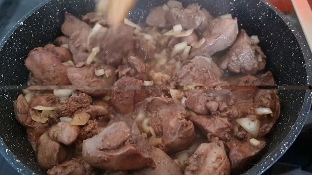 Куриная печень с луком в сметане на сковороде