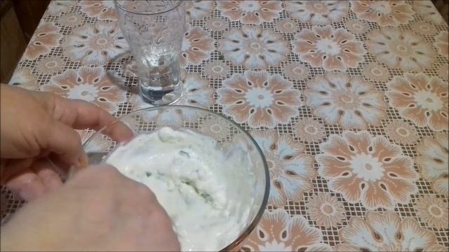 Рыба жареная в сметане с луком .