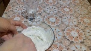 Рыба жареная в сметане с луком .