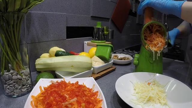 Ручная овощерезка (терка - мультислайсер) с тремя насадками.