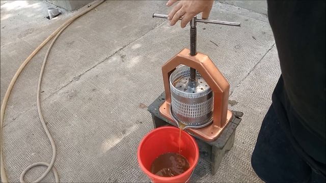 Ручная соковыжималка
