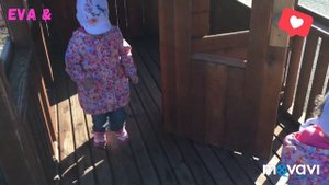 Дети гуляют на площадке