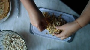 Вкусный и очень простой салат с курицей и яичными блинчиками.