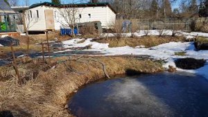 11ч. Бюджетный, без пленки пруд своими руками. Пруд весной, под водой! Наливаю бочку в теплице.
