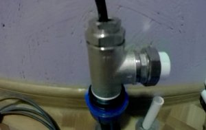 Монтаж греющего кабеля!Что делать,если зимой замерзает водопровод.Легко и просто.