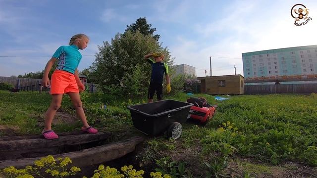 Даня Диана и Папа играют в стройку, делают бассейн с фонтаном для машинок игрушек. Pretend Play смотреть онлайн