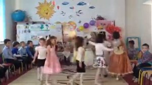 Девочки исполняют танец осени в школе