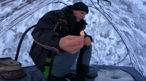 Захватывающая зимняя рыбалка на карася: Ловля на поплавок и мормышку.