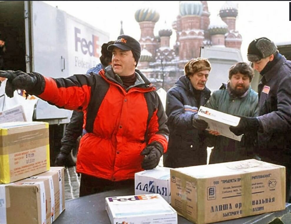 В "Изгое" (2000) в массовке снимался Дмитрий Дюжев