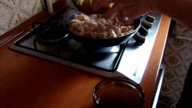 Курица или индейка, тушеная с яблоками в белом вине