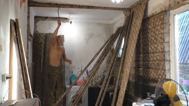 Ремонт брусового дома 5. Ломаю внутренние стены. Умывальник в туалете. Лысьва сгнила... смотреть онлайн