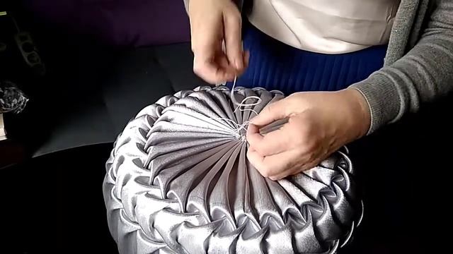 МК Круглая подушка с буфами. Часть 2 смотреть онлайн