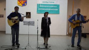"Зеленое небо, красные облака, а больше краски не было у чудака..." ("Нечаянная Прибыль")