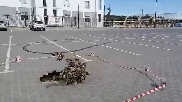У Мамаева кургана провалилась парковка напротив "Волгоград Арены" смотреть онлайн