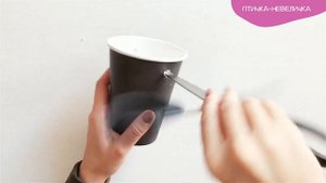 Подвижная игрушка из стаканчика и трубочки