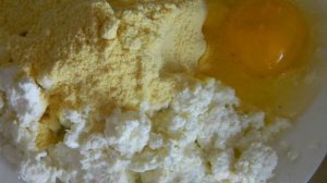 Сырники из творога и кукурузной мукой на сковороде