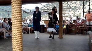 Прикольный греческий народный танец сиртаки! Греки жгут на палубе!