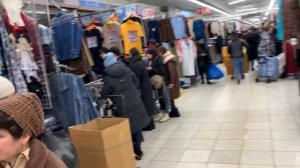 Вещевой рынок в Москве за МКАДом. Садовник монстр азиатского рынка