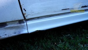 BMW E34 Убираем рыжики и жучки с белых порогов. Покраска порогов.