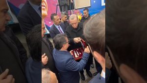 Балкарец дарит Карачаево Балкарский нож Эрдогану