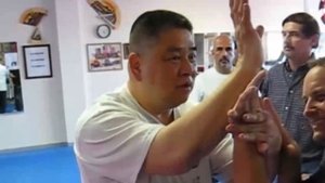 Вывод из равновесия суставными захватами. Чин Фансён.