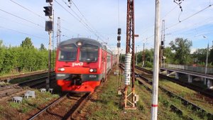 Зеленый ЧМЭ3-1545 и комфортный ЭД4М-0254 в ливрее "РЭКС" на станции Белые Столбы
